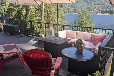 Image de Lake Samish Cozy Retreat with the comforts of home. Huge deck, amazing views!