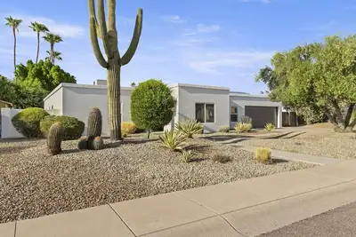 Image de Fully Furnished 4/3 home close to Kierland in N. Scottsdale.