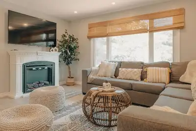 Image de Hideaway Bungalow Retreat w/ Privat Hot Tub & Fire Table + Fire Pit!