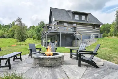 Image de Bear Creek Cabin- 8 mi to Tiec, Hot Tub, Sleeps 7 - Pet Friendly