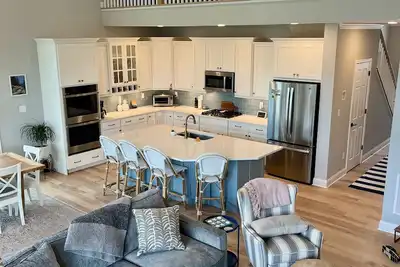 Image de Fun family vacation spot! 4 Bedrooms, Screened in Back Porch, Large Family Room.