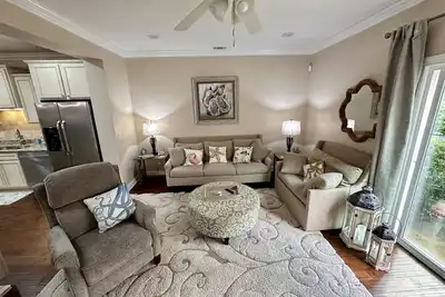 Image de Cozy Island getaway, minutes to the beach. Excellent Location