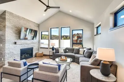 Image de In Granby Ranch Ski Resort: Sleek Home w/ Hot Tub!