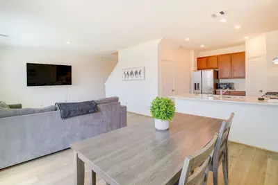 Image de Spring Retreat w\/ Private Yard & Charcoal Grill!
