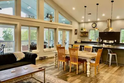 Image de Pet friendly Lowcountry home on a creek with dock