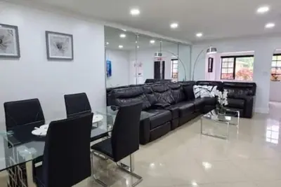 Image de Comfy home well located 10 min to Hollywood beach!