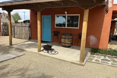 Image de 90 minutes from Las Vegas in old mining town. Pet friendly.