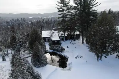 Image de Découvrez une vie confortable au bord du lac dans votre charmante retraite! 🌲🏞️