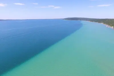 Image de Luxury stay at Crystal Lake w/hot tub/kayaks/SUPs