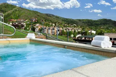 Image de 𝐅𝐢𝐧𝐝𝐢𝐧𝐠 𝐌𝐞𝐢𝐥𝐢-Luxury Ski-In/Out Paradise Steamboat Resort. 2br Condo