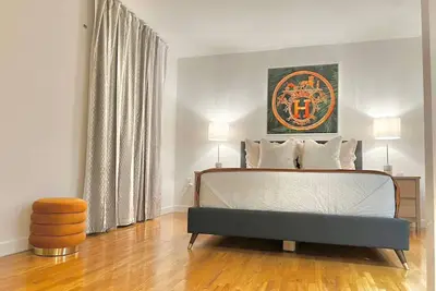 Image de Hermes Inspired Home in center of Nyc