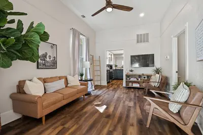 Image de Chic 3-Bedroom Oasis: Minutes from Downtown Sac!
