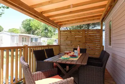 Image de Maison mobile avec climatisation et terrasse couverte