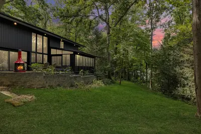 Image de Kabino: Mid-Century Modern with Floor to Ceiling Pine Views