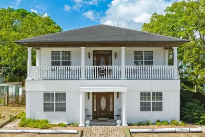 Image de River View - Walk to town & beach! Cozy beach home with screen porch