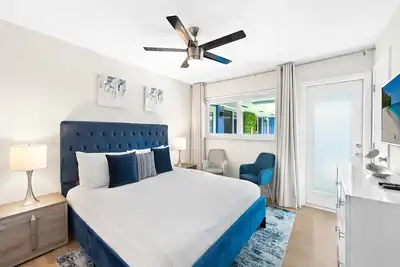 Image de ~ Prime Location ~ Heated Pool ~ 9 Minute Walk to Beach + Nightlife ~ Great Neighborhood!