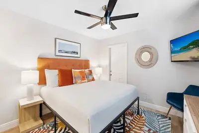 Image de ~ Prime Location ~ Heated Pool ~ Beach + Nightlife ~ Great Neighborhood!