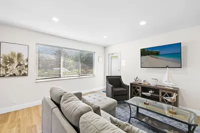 Image de Prime Location ~ Heated Pool ~ Beach + Nightlife ~ Great Neighborhood