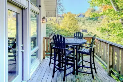 Image de Slopeside Chalet: Ski-In\/Ski-Out Luxury with Mountain Views