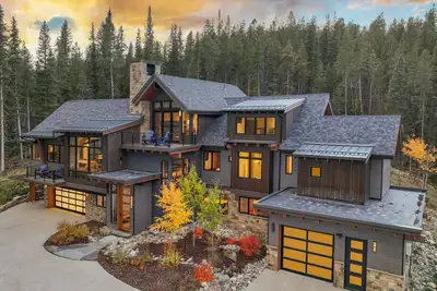 Image de Luxury estate with swim spa, game tables, fire pit, all minutes from downtown Breck and the slopes!