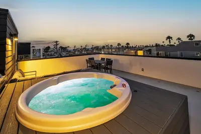 Image de Sleek modern home with rooftop hot tub, near the beach!