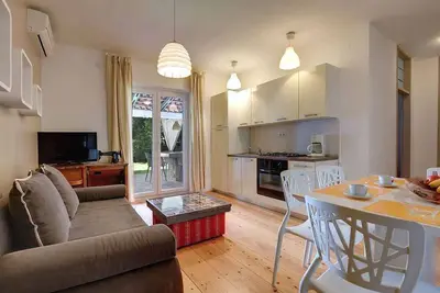 Image de Appartement de vacances avec cuisine de jardin privée et pelouse à usage commun