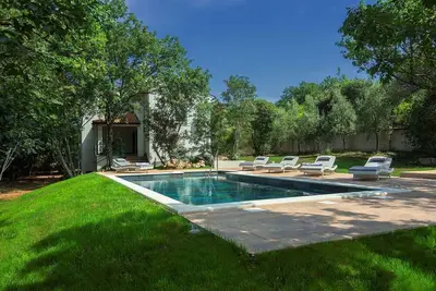 Villa avec piscine dans quartier calme