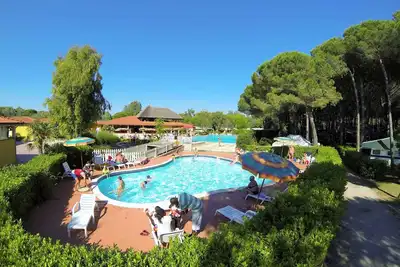 Image de Maison mobile avec véranda et piscine