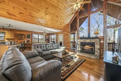 Image de Dogs Stay Free-Mountain Cabin w/Hot Tub-Resort Pool-Game Room-Close to Dollywood