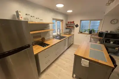 Image de Bright and Spacious Modern One Bedroom Basement Unit
