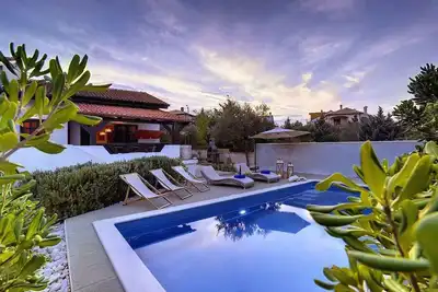 Image de Villa avec piscine et barbecue