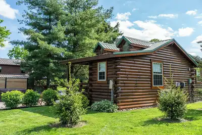 Image de Cozy cabin with hot tub and jacuzzi, Amish Country