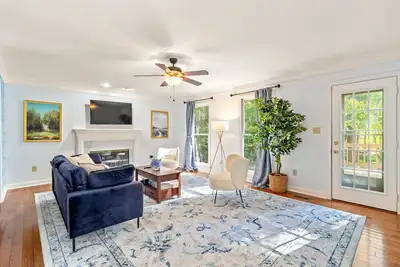 Image de 10 mins to Uga, Playground, Pool Table, Foosball, Mini Putt, Jetted Tub, Yard