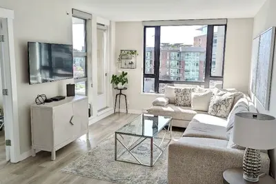 Image de Astoria Gem - Downtown 2 Bedroom Condo w/ Parking in the heart of Victoria