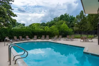 Image de Enjoy a Hassle-Free and Suiting Stay! 3 Convenient Units, Onsite Pool, Parking!