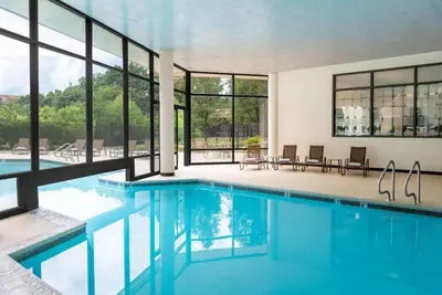 Image de Ideal Location! Indoor and Outdoor Pool, Pet-Friendly Property, Parking Onsite!
