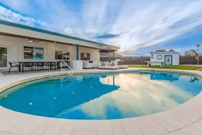 Image de Monterey Lux | Pool, Sport Courts & Putting Green