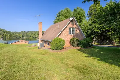 Image de Charming lakefront retreat with cozy interiors, private dock, fire pit, and breathtaking water view