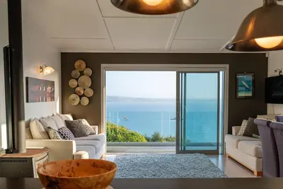 Image de ĹŚmiha Oasis - ĹŚmiha Oasis is a premium family holiday home with spectacular views and wonderful amenities set in the tranquil surroundings of ĹŚmiha (Rocky Bay), Waiheke Island. The property has three bedrooms and two bathrooms, making it perfect for