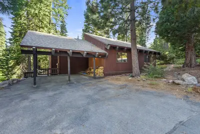 Image de Dog-Friendly, Updated Cabin, Sleeps 8, Lake & Ski