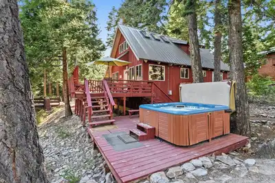 Image de Dog-Friendly Cabin with Hot Tub, Backs to Forest