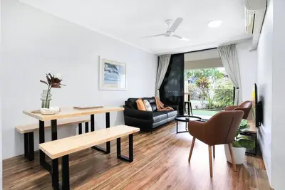 Living on Lake - Stylish Townhouse with Pool & Patio Near Esplanade