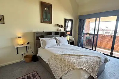 Image de Apartment - Heart of Bathurst, Walk Everywhere!