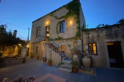 Image de 19th century stone house located in the center of a Cretan traditional village.