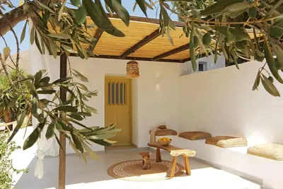 Image de A privately owned home adorned in the distinctive, traditional Cycladic style.
