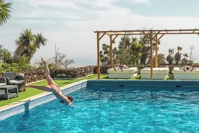 Image de Grande Piscine Chauffée, Bain à Remous, Bar, Salle de Jeux, Gym, 2 Caves, Nouvelle Cuisine Extérieure