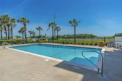 Image de Charming Coastal Condo. Relax by the Pool or Enjoy the Quiet Beaches.