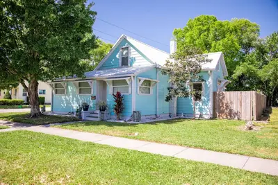 Image de Maison familiale avec piscine privée et cour à seulement 24 mi de Disney!