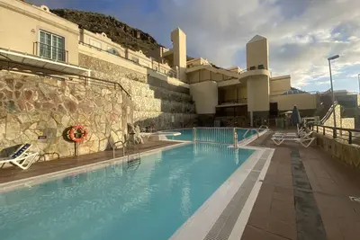 Image de Maison familiale moderne au-dessus de la piscine!