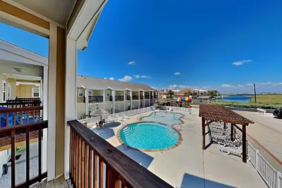 Image de Trestles | Pet-Friendly + Pool Views & Easy Walk to the Beach!